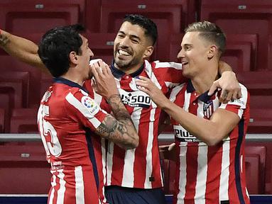 Striker Atletico Madrid, Luis Suarez, melakukan selebrasi usai mencetak gol ke gawang Getafe pada laga Liga Spanyol di Stadion Wanda Metropolitano, Rabu (30/12/2020). Atletico Madrid menang dengan skor 1-0. (AFP/Oscar Del Pozo)