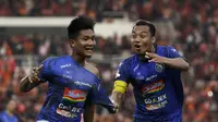 Striker Arema FC, Nur Hardianto, merayakan gol yang dicetaknya ke gawang Persija Jakarta pada laga Shopee Liga 1 di SUGBK, Jakarta, Sabtu (3/8). Persija bermain imbang 2-2 atas Arema. (Bola.com/Yoppy Renato)