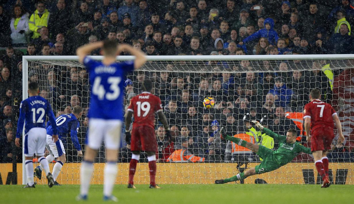 Striker Everton, Wayne Rooney, mencetak gol ke gawang Liverpool pada laga Premier League di Stadion Anfield, Minggu (10/12/2017). Laga bertajuk Derbi Merseyside itu berakhir imbang 1-1. (AP/Peter Byrne)