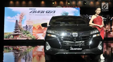 Model berpose di samping New Toyota Avanza saat peluncuran di Jakarta, Selasa (15/1). New Toyota Avanza dan Veloz merupakan model facelift dengan perubahan mencolok di bagian depan supaya tampil lebih stylish dan modern. (Merdeka.com/ Iqbal S Nugroho)