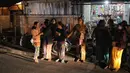 Warga berhamburan keluar rumah saat gempaberkekuatan 7 SR di Lombok dirasakan di kawasan Nusa Dua Bali, Minggu (5/8). BMKG menyatakan gempa memiliki kedalaman 15 km, terletak di 8.25 Lintang Selatan ,116.49 Bujur Timur Laut. (Liputan6.com/Faizal Fanani) 