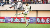 Aksi kiper&nbsp;Persita Tangerang,&nbsp;Igor Rodrigues saat berhadapan dengan Persebaya Surabaya&nbsp;pada pekan kedua BRI Super League 2025/2026 di Indomilk Arena, Sabtu (16/8/2025). (Bola.com/ Abdul Aziz)