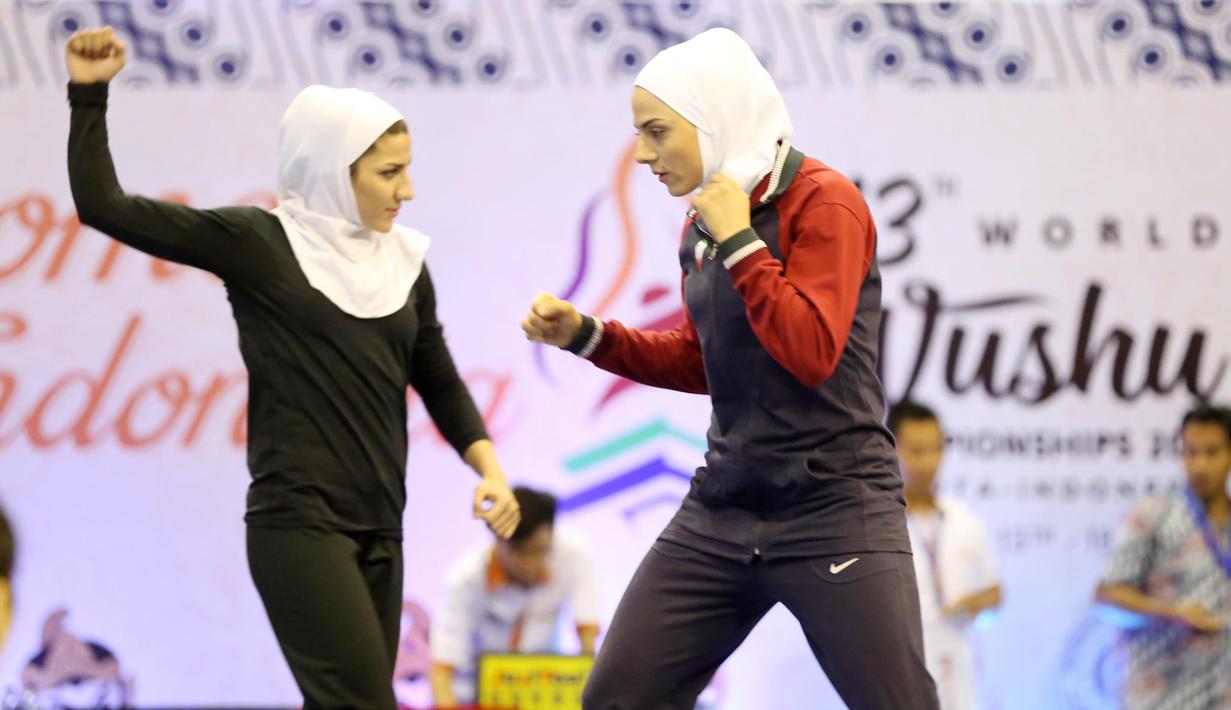 Dua atlet Wushu Iran saat berlatih sebelum tanding pada Kejuaraan Dunia Wushu di Istora, Senayan, Jakarta, Senin (16/11/2015). (Bola.com/Nicklas Hanoatubun)