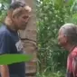 Anggota LBH MADN saat bersama nenek berusia 83 tahun di Kecamatan Jongkat, Mempawah, Kalbar, yang dilaporkan ke polisi oleh tetangganya sendiri atas tuduhan mencuri 20 buah kelapa. (Liputan6.com/ Dok Ist @ndorobei.official)