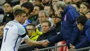  Pemain Inggris, James Milner berjabat tangan dengan pelatih Roy Hodgson saat digantikan Dele Alli pada laga persahabatan di Stadion Wembley, London, Rabu (30/3/2016) dini hari WIB. Belanda menang 2-1. (Reuters/Darren Staples)