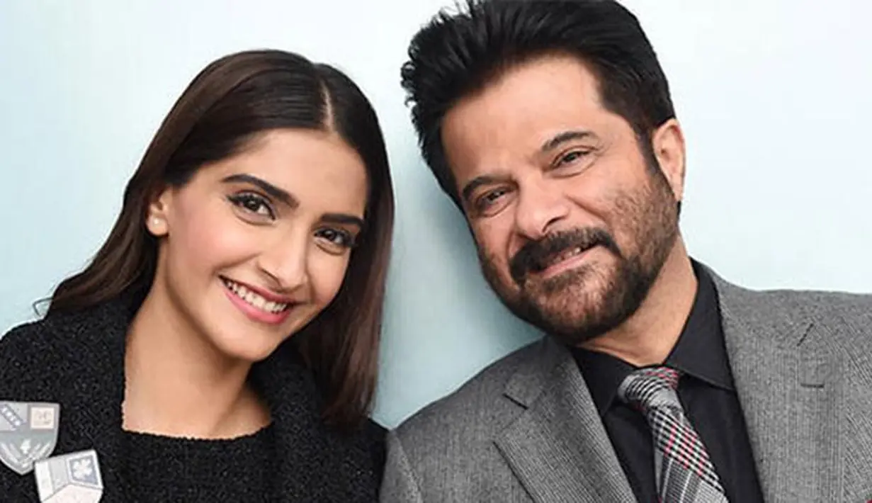 Setelah sekian lama bungkam, akhirnya Anil Kapoor pun buka suara perihal kabar pernikahan Sonam Kapoor. Dalam sebuah wawancara, aktor legendaris itu memberikan jawaban yang diplomatis. (Foto: indianexpress.com)