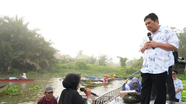 Direktur Utama BPJS Kesehatan, Prof Ali Ghufron Mukti Memastikan Pedagang Pasar Terapung Lok Baintan yang Tergabung di JKN Dapat Layanan Optimal di Fasilitas Kesehatan (Foto: Istimewa)