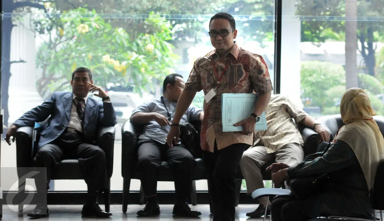Ketua DPRD Banten Asep Rahmatullah saat akan menjalani pemeriksaan  di KPK, Jakarta, Selasa (15/12). Asep diperiksa sebagai saksi kasus dugaan suap Wakil Ketua DPRD Banten SM Hartono dan Anggota DPRD Banten Tri Satriya Santosa. (Liputan6.com/Helmi Afandi)