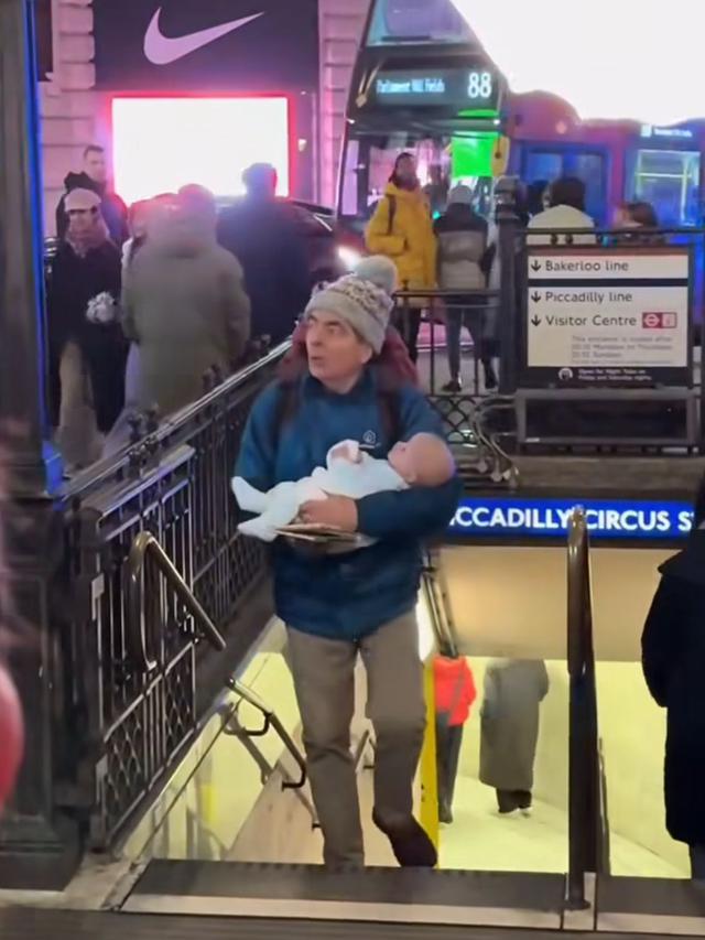 Syuting baru Rowan Atkinson di Piccadilly Circus. (credit:instagram.com/nayem_in_london)