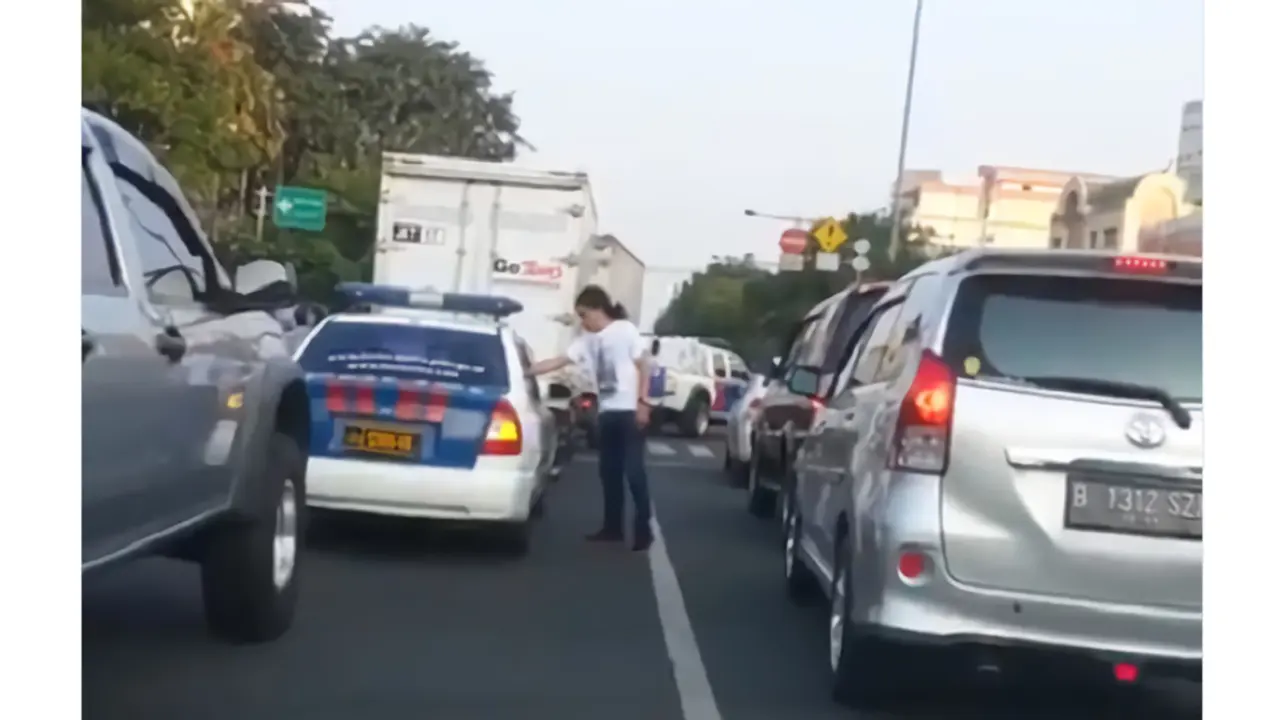 Tuai Pujian, Pria Ini Kembalikan Sampah yang Telah Dibuang Polisi