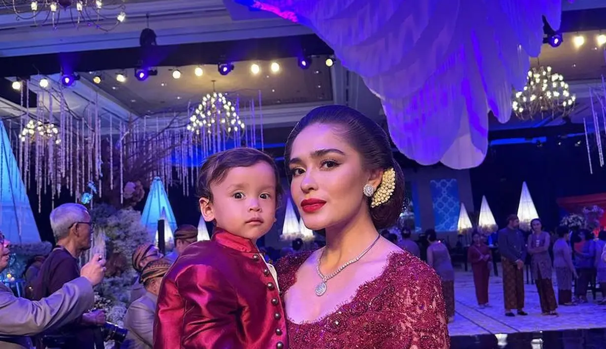 Tampilan Yasmine terlihat mewah dengan satu set perhiasan, dari anting-anting dan kalung yang serasi. [@yaswildblood]