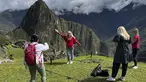 Turis mengunjungi reruntuhan Inca kuno Machu Picchu untuk pertama kalinya setelah ditutup untuk umum, di lembah Urubamba, tujuh puluh dua kilometer dari kota Cusco di Pegunungan Andes, Rabu (15/2/2023). Tempat wisata Machu Picchu yang paling terkenal di Peru, kembali dibuka untuk turis pada Rabu, setelah sempat ditutup karena aksi protes besar. (Photo by Carolina Paucar / AFP)