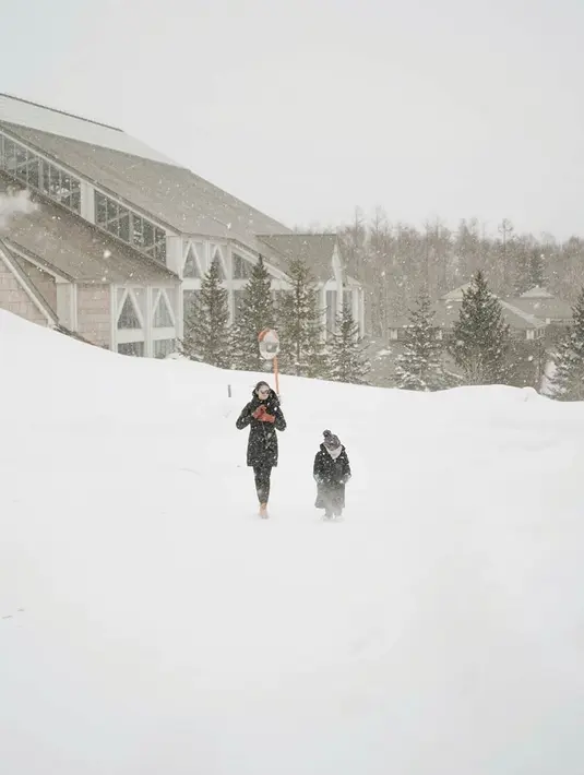 Bjorka dan Sabai berjalan menuju ke tempat snow boarding. (Sumber: Instagram @sabaidieter)