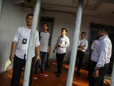Sejumlah petugas menggeledah ruang kerja Raden Nuh, pendiri akun TrioMacan2000 di Jakarta, Senin (3/11/2014). (Liputan6.com/Faizal Fanani)