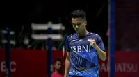 Selebrasi tunggal putra Indonesia, Anthony Sinisuka Ginting setelah meraih angka saat menghadapi wakil Singapura, Loh Kean Yew pada babak perempatfinal Daihatsu Indonesia Masters 2024 di Istora Senayan, Jakarta, Jumat (26/1/2024). Anthony Ginting menang dua game langsung dengan skor 21-17, 21-19. (Bola.com/Bagaskara Lazuardi)