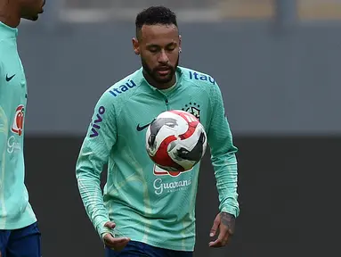 Pemain depan Brasil Neymar mengamati bola selama sesi latihan  menjelang Kualifikasi Piala Dunia 2026 zona CONMEBOL, di Lima, Senin (11/9/2023). (Cris BOURONCLE / AFP)