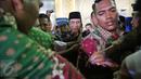 Presiden Joko Widodo dikawal Paspampres usai mendeklarasikan Hari Santri Nasional, Jakarta, Kamis (22/10/2015). Menetapkan Hari Santri Nasional adalah salah satu janji Presiden ketika pemilu. (Liputan6.com/Faizal Fanani)