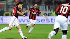 Kegembiraan Andrea Pirlo (paling kiri) seusai mencetak gol tunggal kemenangan AC Milan atas Parma pada partai Serie A di Stadio Ernio Tardini pada 2 Oktober 2010. AFP PHOTO/ALBERTO PIZZOLI