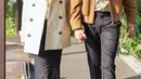 Untuk look formal, Donna Agnesia dan Darius Sinathrya kenakan kemeja monogram dan celana panjang [@dagnesia]