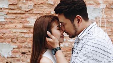 Kenapa Saat Akan Berciuman Di Bibir Tangan Refleks Memegang Wajah Pasangan Lifestyle Fimela Com Belum terlalu rasanya beristirahat mira sudah mulai memainkan kembali mulutnya di selangkanganku sementara anita berjongkok diatas wajahku dan saat terjaga paginya aku diberi ciuman yang amat manis dari istriku…sambil berbisik mira bilang terima kasih, punya papa jauh lebih enak dari. kenapa saat akan berciuman di bibir