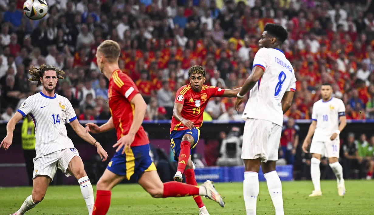 Sepakannya dari luar kotak penalti, melaju mulus ke kanan gawang Prancis yang dikawal Mike Maignan. (Tom Weller/dpa via AP)