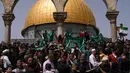 Warga Palestina memasang spanduk bertuliskan “Jangan uji kesabaran kami, Al Aqsa adalah garis merah”. (AP Photo/Mahmoud Illean)