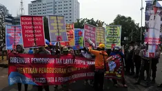 Aksi unjuk rasa menolak Ahok dilantik menjadi Gubernur DKI Jakarta di depan Istana Negara, Rabu (19/11/2014) (Liputan6.com/Johan Tallo)