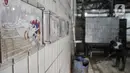 Pekerja saat menyiapkan ruang pemotongan tambahan yang ditata sesuai physical distancing di Rumah Pemotongan Hewan (RPH) PD Dharma Jaya, Cakung, Jakarta, Kamis (30/7/2020). (merdeka.com/Iqbal S. Nugroho)