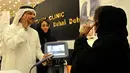 Seorang pria menjelaskan tentang manfaat alat kecantikan kepada pengunjung saat mengunjungi pameran pernikahan di Kota Laut Merah, Jeddah, Arab Saudi (11/4). (AFP PHOTO/Amer HILABI)