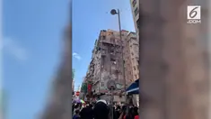 Warga menggila karena peristiwa 'Hujan Uang' yang terjadi salah satu pemukiman termiskin di Hongkong.