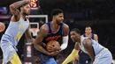 Pemain Oklahoma City Thunder, Paul George (tengah) mencoba melewati adangan dua pemain Los Angeles Lakers pada laga NBA basketball game di Staples Center, Los Angeles, (3/1/2018). Lakers kalah 96-133. (AP/Jae C. Hong)