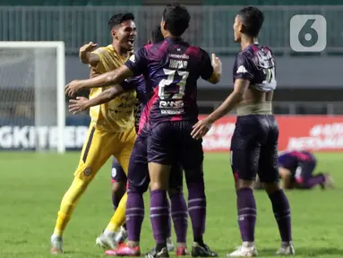 Pemain RANS Cilegon FC melakukan selebrasi usai menumbangkan PSIM Yogyakarta pada laga semifinal Liga 2 Indonesia 2021 di Stadion Pakansari, Kab Bogor, Senin (27/12/2021). RANS Cilegon unggul 3-0 dan melaju ke final serta memastikan satu tempat promosi ke Liga 1. (Liputan6.com/Helmi Fithriansyah)