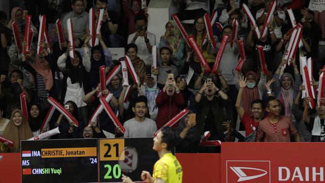 Suporter memberikan dukungan kepada tunggal putra Indonesia, Jonatan Christie, saat melawan tunggal China. (Bola.com/M. Iqbal Ichsan)