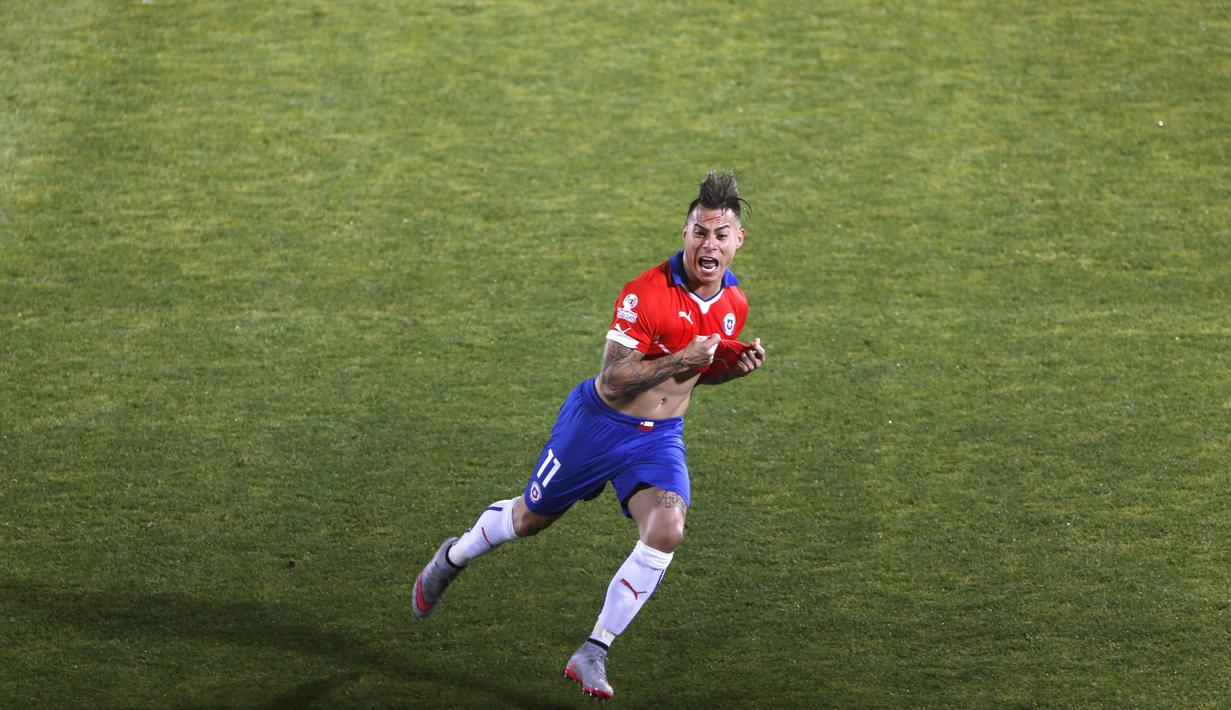 Striker Cile, Eduardo Vargas, merayakan gol kedua yang dicetaknya ke gawang Peru dalam semifinal Copa America 2015 yang berlangsung di Estadio Nacional Julio Martinez Pradanos di Santiago, Cile, (29/6/2015).  (EPA/Juan Carlos Cardenas)