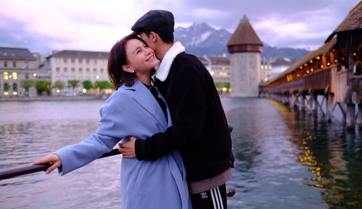 Terbaru, ibu dan anak artis ini diketahui tengah menikmati momen liburan di Italia. Keakraban keduanya pun mencuri perhatian netizen. (Liputan6.com/IG/@itsrossa910)