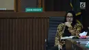 Terdakwa gratifikasi dan suap pemberian izin lokasi perkebunan kelapa sawit, Rita Widyasari pada sidang lanjutan di Pengadilan Tipikor, Jakarta, Rabu (16/5). Sidang mendengar keterangan saksi. (Liputan6.com/Helmi Fithriansyah)