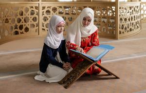 Ilustrasi Islami, muslimah, mengaji, membaca Al-Qur'an. 9Foto oleh Alena Darmel: https://www.pexels.com/id-id/foto/wanita-gadis-duduk-putih-8164752/)