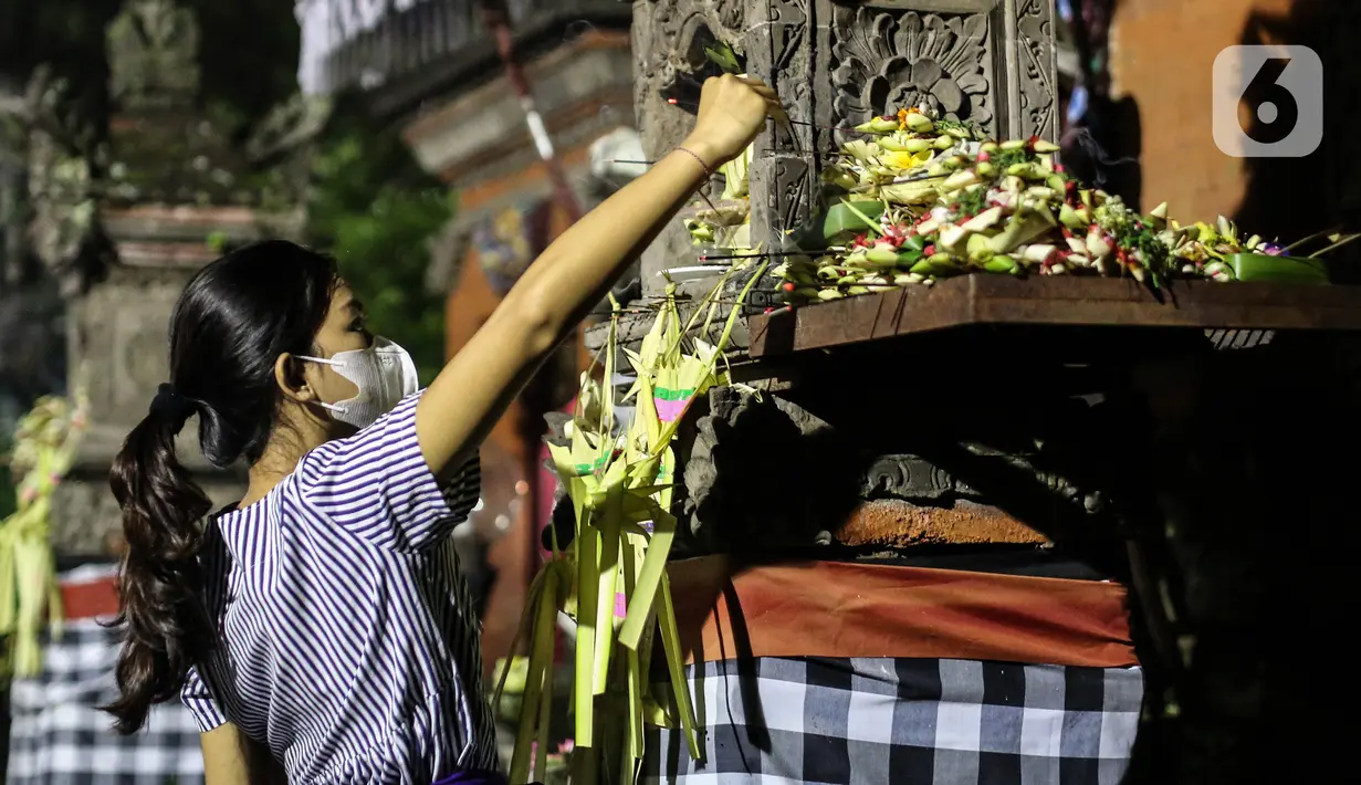 Umat Hindu Bali menaruh dupa saat merayakan Hari Raya Galungan di Pura Amerta Jati, Jalan Punak, Pangkalan Jati, Cinere, Depok, Jawa Barat, Rabu (8/6/2022). Hari Raya Galungan merupakan hari merayakan kemenangan kebaikan (Dharma) melawan kejahatan (Adharma). (Liputan6.com/Johan Tallo)