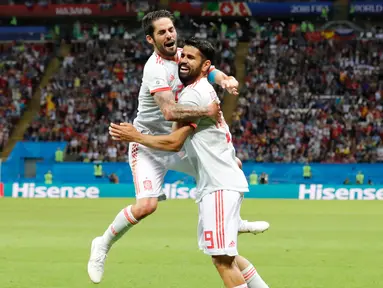 Pemain Spanyol, Diego Costa (kanan) merayakan gol usai mencetak gol ke gawang Iran dalam penyisihan Grup B Piala Dunia 2018 di Kazan Arena, Kazan, Rusia, Rabu (20/6). Gol tunggal Costa membawa Spanyol menumbangkan Iran. (AP Photo/Frank Augstein)
