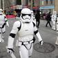 Stormtroopers Star Wars berbaris pada Macy's Thanksgiving Day Parade di New York, Amerika Serikat, 25 November 2021. Macy's Thanksgiving Day Parade kembali sepenuhnya setelah dirundung pandemi COVID-19 tahun lalu. (Photo by Charles Sykes/Invision/AP)