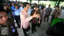 Gubernur DIY Sultan HB X berbincang dengan Walikota Yogyakarta Haryadi Suyuti saat meninjau taman parkir Abu Bakar Ali Yogyakarta (5/4). (Liputan6.com/Boy Harjanto)