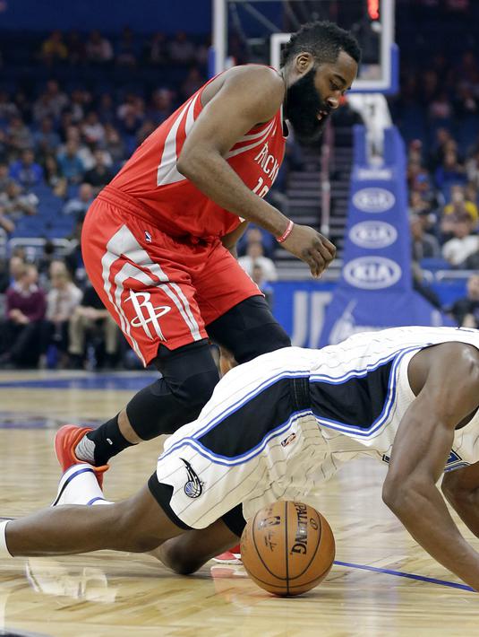 Pemain Houston Rockets, James Harden (kiri) berebut bola dengan pemain Orlando Magic,  Bismack Biyombo pada laga lanjutan NBA  basketball game di Amway Center, (6/1/2017), Orlando. Houston Rockets menang 100-93. (AP/John Raoux)