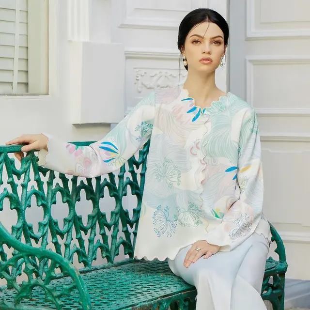 Baju Kurung dengan Kombinasi Warna Kontras