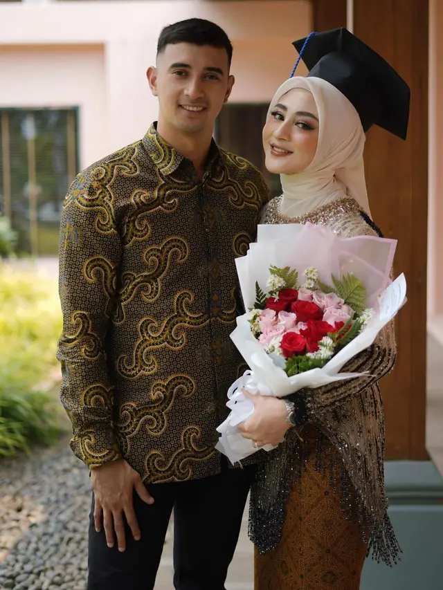 6 Potret Anggun Margin Wieheerm Kenakan Kebaya Full Payet saat Wisuda, Resmi Jadi Sarjana Hukum