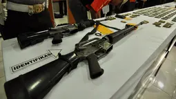 Beberapa senjata laras panjang diamankan untuk dijadikan barang bukti pasca baku tembak tim BKO Korps Brimob Kelapa Dua dengan kelompok sipil bersenjata pimpinan Santoso di Polda Sulteng, Palu, Selasa (26/5/2015). (Liputan6.com/Dio Pratama)