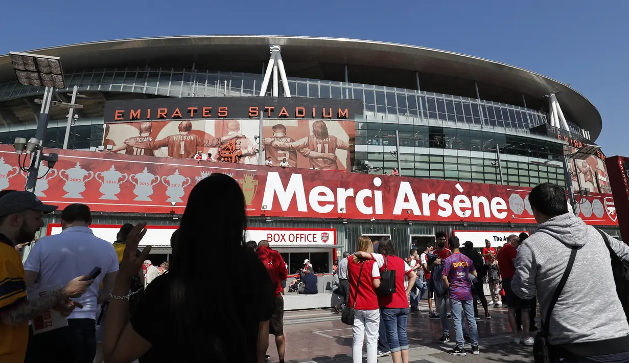 Ucapan terima kasih tuntuk arsenal dengan bahasa Prancis "Merci Arsene" terpampang di depan Emirates Stadium, London, (6/5/2018). Arsene Wegner mengumumkan mundur sebagai pelatih setelah 22 tahun bersama Arsenal. (AFP/Adrian Dennis)