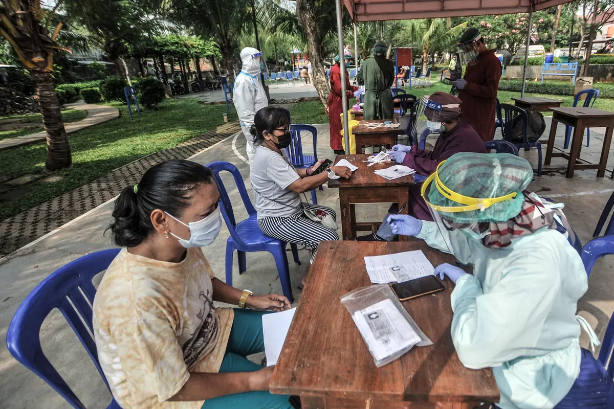 FOTO: 22 Orang Positif COVID-19, Warga Zona Merah Kayu Putih Jalani Tes PCR