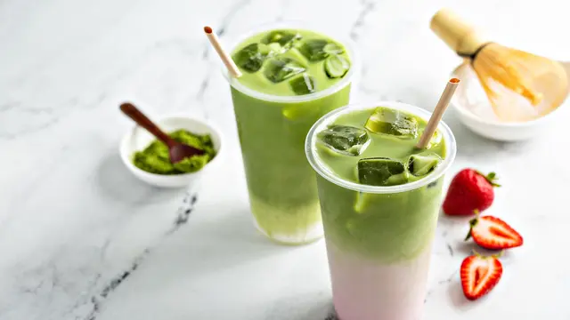 Kreasi minuman strawberry matcha latte