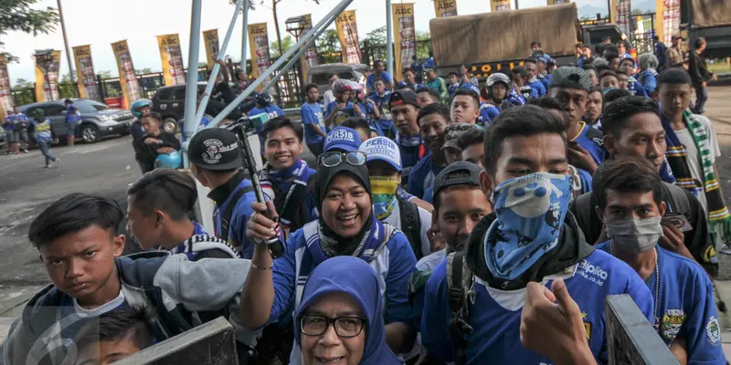 20160716-Bobotoh Mulai Penuhi Stadion Gelora Bandung Lautan Api-Bandung