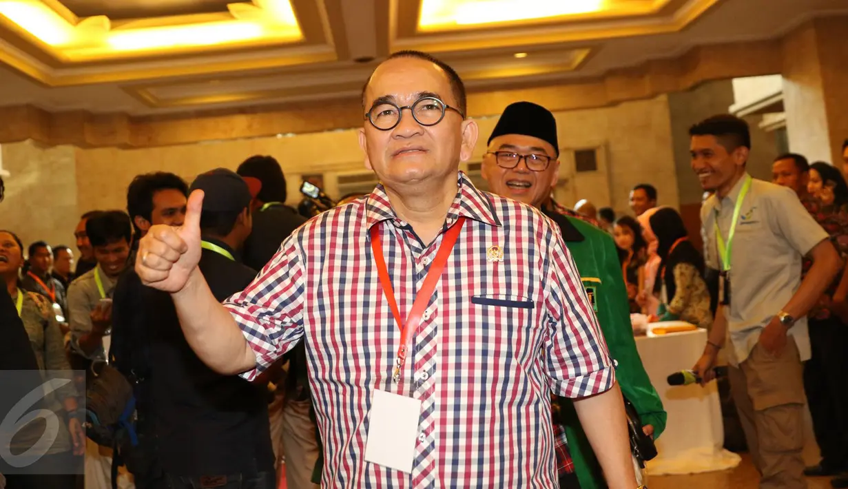 Tim pemenangan Ahok-Djarot, Ruhut Sitompul saat menghadiri rapat pleno terbuka penetapan Cagub dan Cawagub DKI Jakarta, Senin (24/10). (Liputan6.com/Immanuel Antonius)